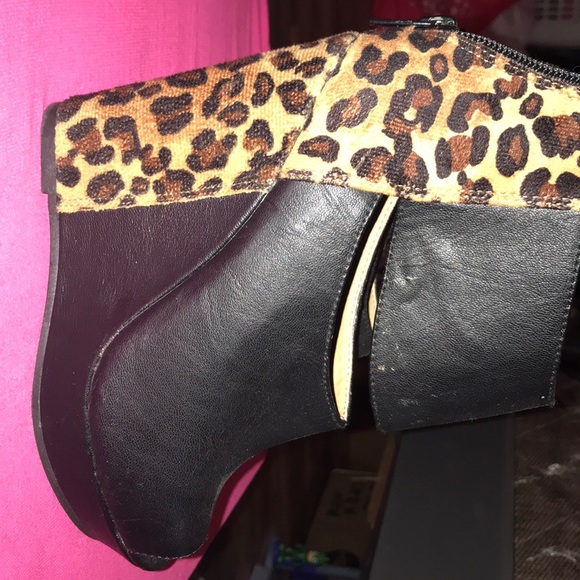 Black wedges with cheetah print accent - Picture 1 of 3